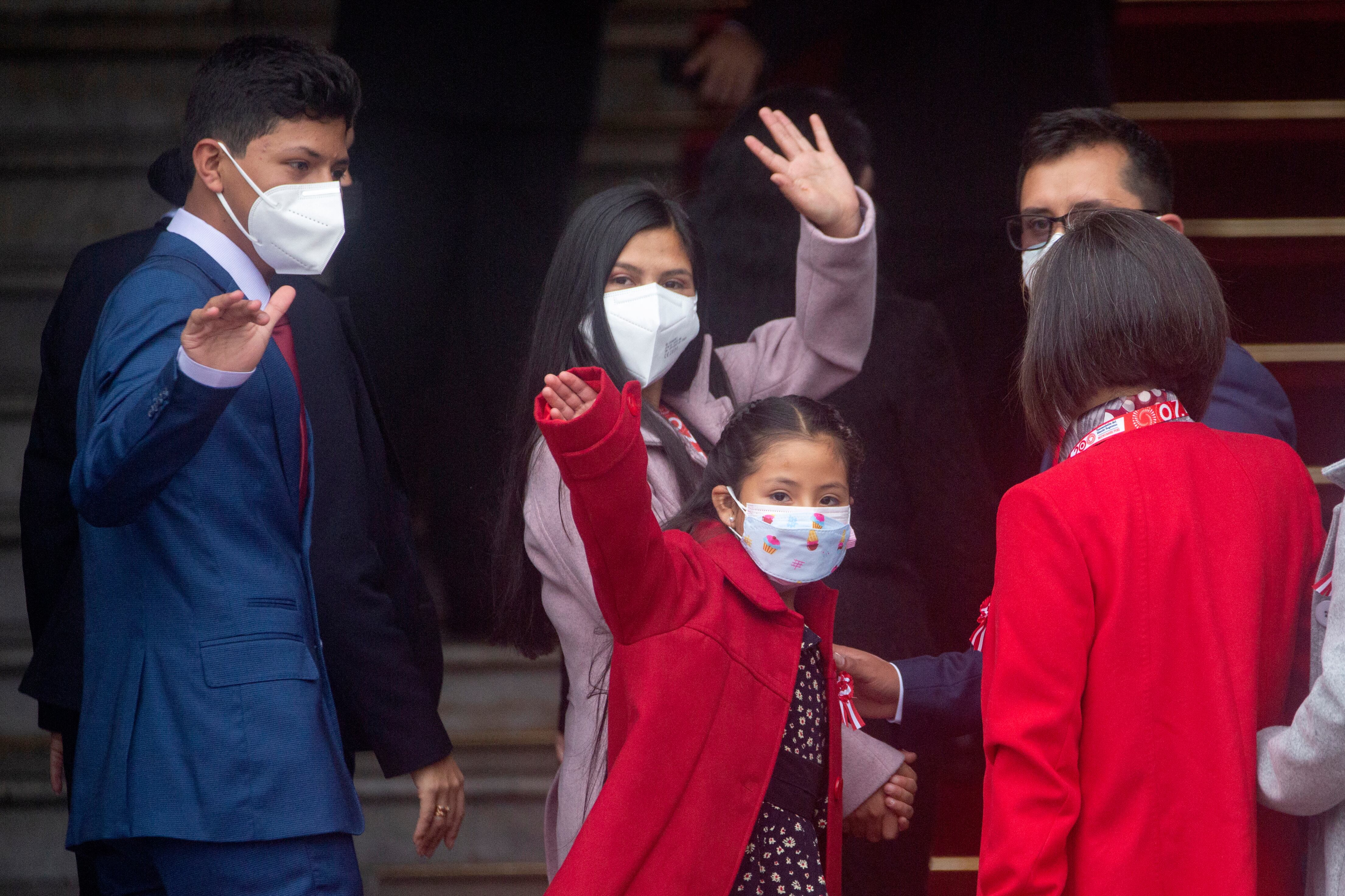 Los hijos del presidente electo de Perú Pedro Castillo, Arnold (izq.), De 16 años, y Alondra, de 9, (d.) Y su cuñada Yenifer, de 25, llegan a la ceremonia de toma de posesión en el Congreso Nacional en Lima, el 28 de julio de 2021.