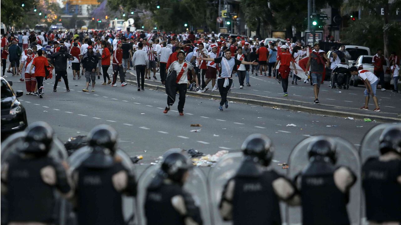"Vergüenza mundial" fue la frase que definió los incidentes en la prensa y en las redes sociales.