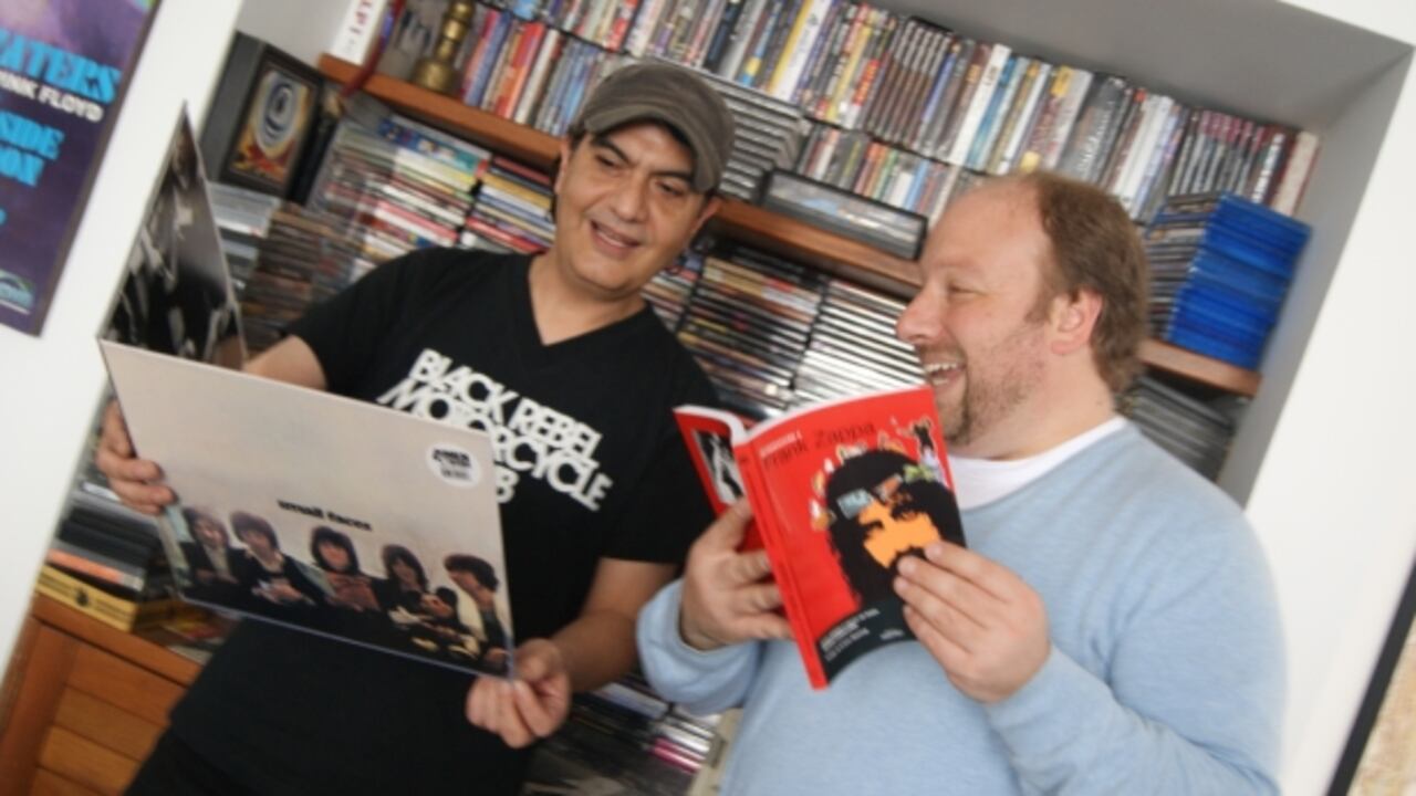 Andrés Durán y Jacobo Celnik, disfrutan de la colección de más de 12 mil discos de Andrés.