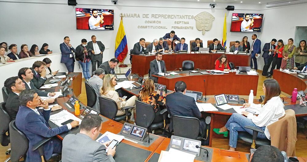  El Gobierno logró que fuera aprobada la reforma a la salud en la Comisión Séptima de la Cámara de Representantes. Todavía le faltan tres debates.