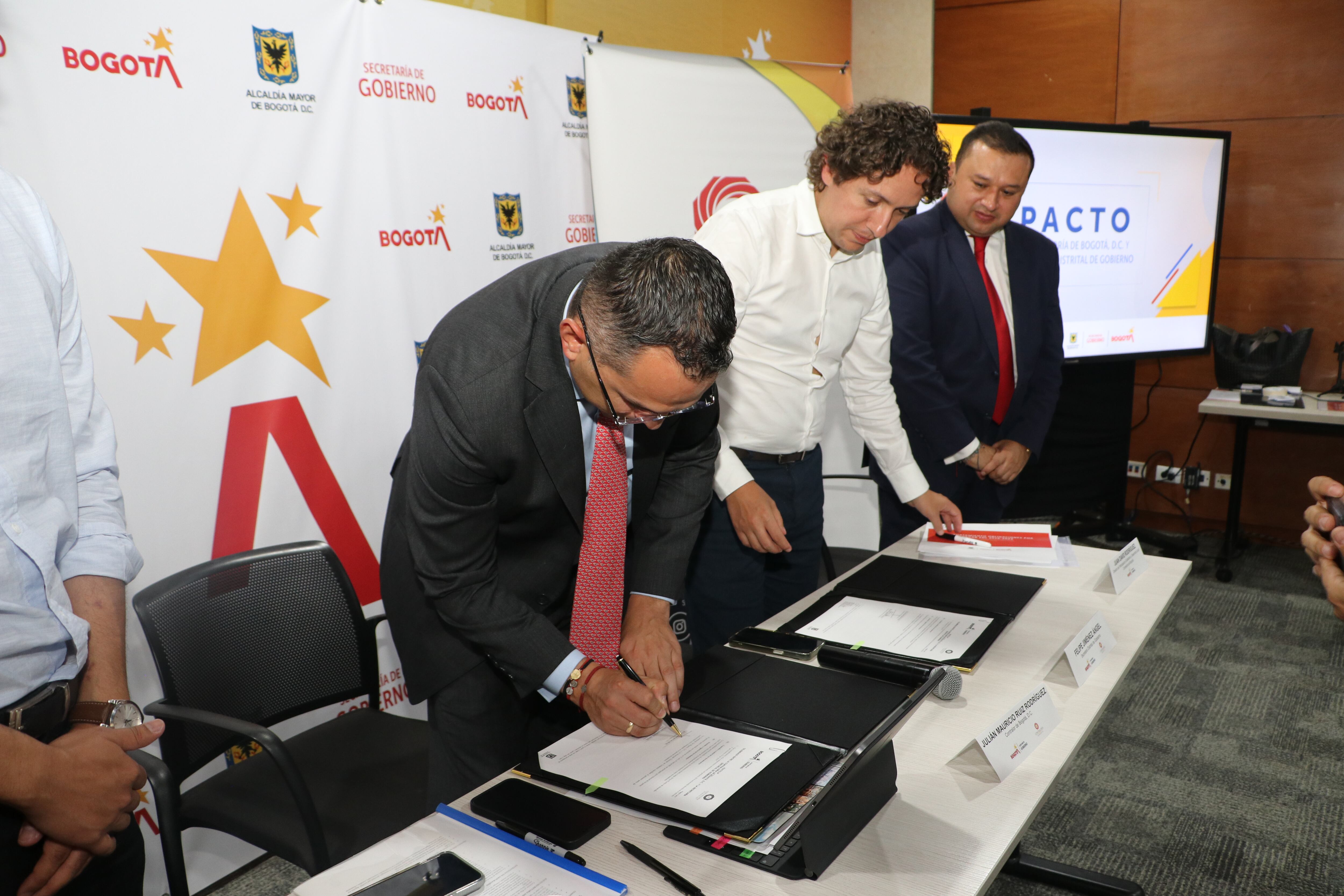 El contralor de Bogotá, Julián Mauricio Ruiz y el secretario de Gobierno, Felipe Jiménez Ángel, firmaron este martes un pacto de transparencia