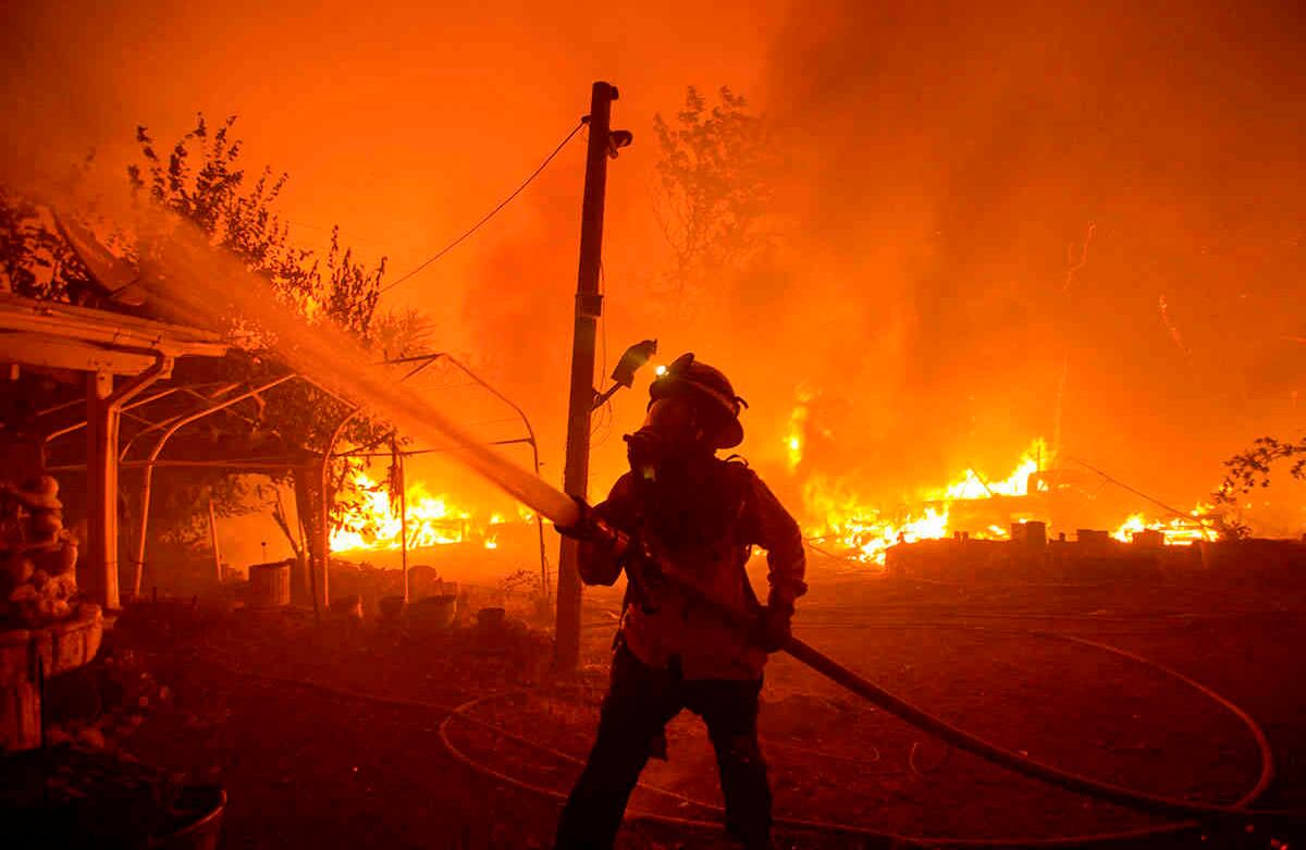 Un bombero trabaja contra el incendio del lago Hughes en el Bosque Nacional Ángeles, el miércoles 12 de agosto de 2020, al norte de Santa Clarita, California. Foto: Ringo H.W. Chiu / AP 