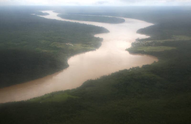 La historia que se vive hoy en La Libertad tendría todos los elementos para una película de James Cameron. Sin embargo, ese debate en últimas también representa el dilema que tiene Colombia frente al auge de la minería y la protección de ecosistemas estratégicos como la Amazonía.