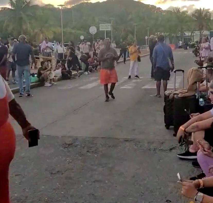 En el piso y de pie esperaron por varias horas los viajeros a las afueras del aeropuerto.