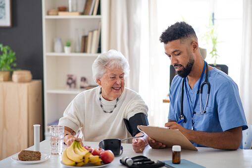 Según cifras de la OMS, entre un 5 % y un 8 % de la población mayor de 60 años padece en algún momento de envejecimiento cognitivo.