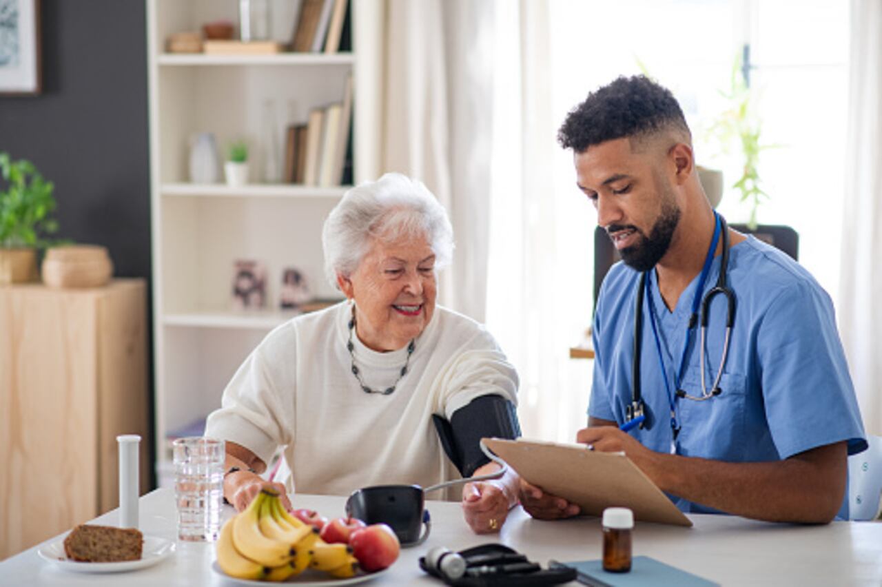 Según cifras de la OMS, entre un 5 % y un 8 % de la población mayor de 60 años padece en algún momento de envejecimiento cognitivo.