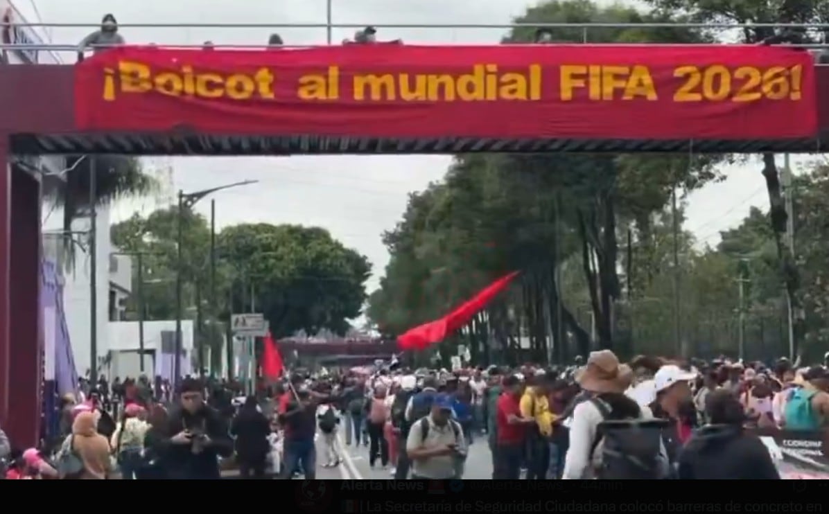 Miles de maestros bloquearon el martes una avenida que conduce al estadio Azteca, en Ciudad de México, 48 horas antes de la inauguración del Mundial 2026 en ese recinto.