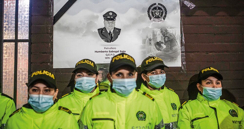 El uniformado de origen tolimense, quien fue asesinado en Bogotá a pocos días de cumplir 42 años, fue despedido por sus compañeros con una velatón.