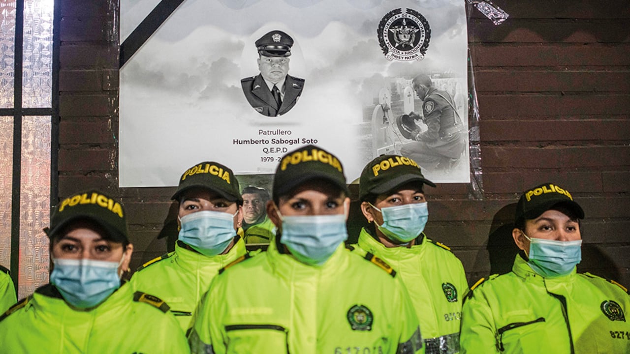 El uniformado de origen tolimense, quien fue asesinado en Bogotá a pocos días de cumplir 42 años, fue despedido por sus compañeros con una velatón.