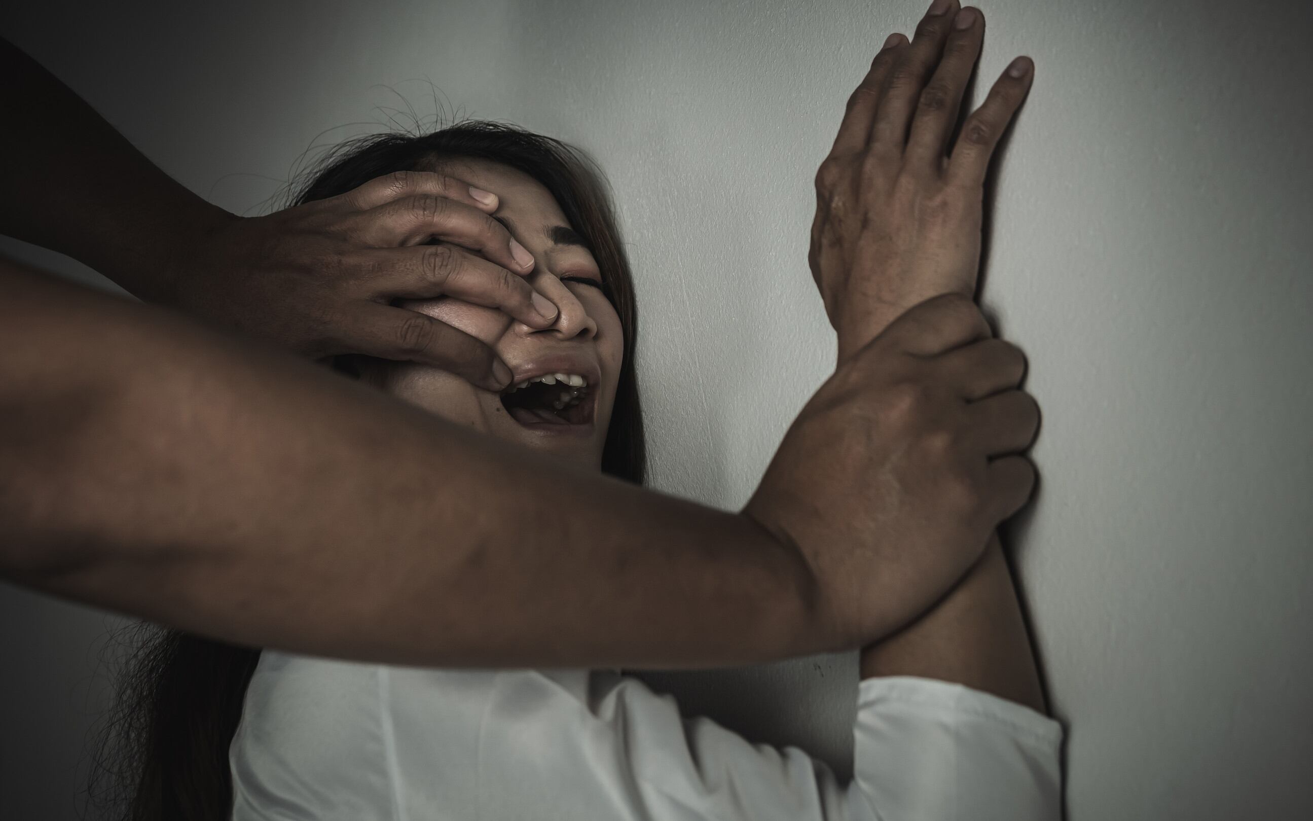 Horror en Nueva York: mujer abusada en la calle y agresor deja su teléfono para contactarla.