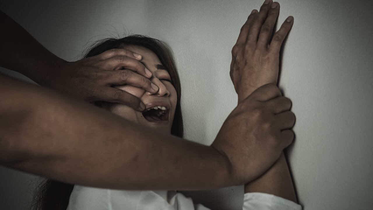 Horror en Nueva York: mujer abusada en la calle y agresor deja su teléfono para contactarla.