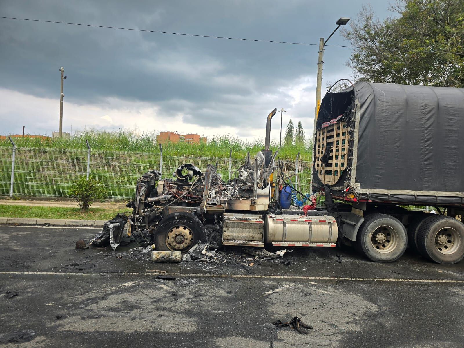 Tractocamiones incinerados en inmediaciones de la Univalle, sur de Cali