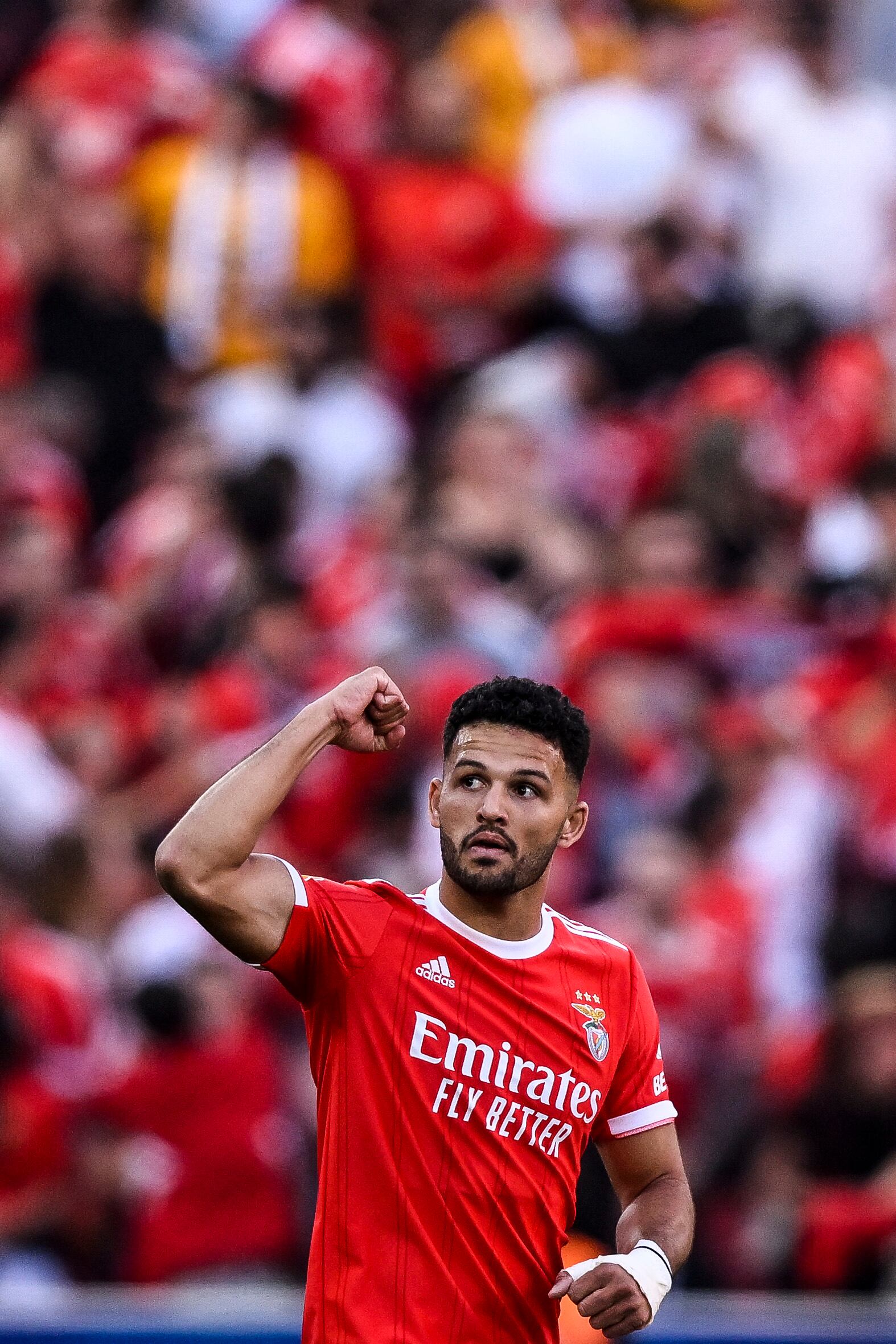 El delantero portugués del Benfica, Goncalo Ramos, reacciona al gol en propia puerta del portero portugués del FC Porto, Diogo Costa, durante el partido de fútbol de la liga portuguesa entre el SL Benfica y el FC Porto en el estadio Luz de Lisboa.
