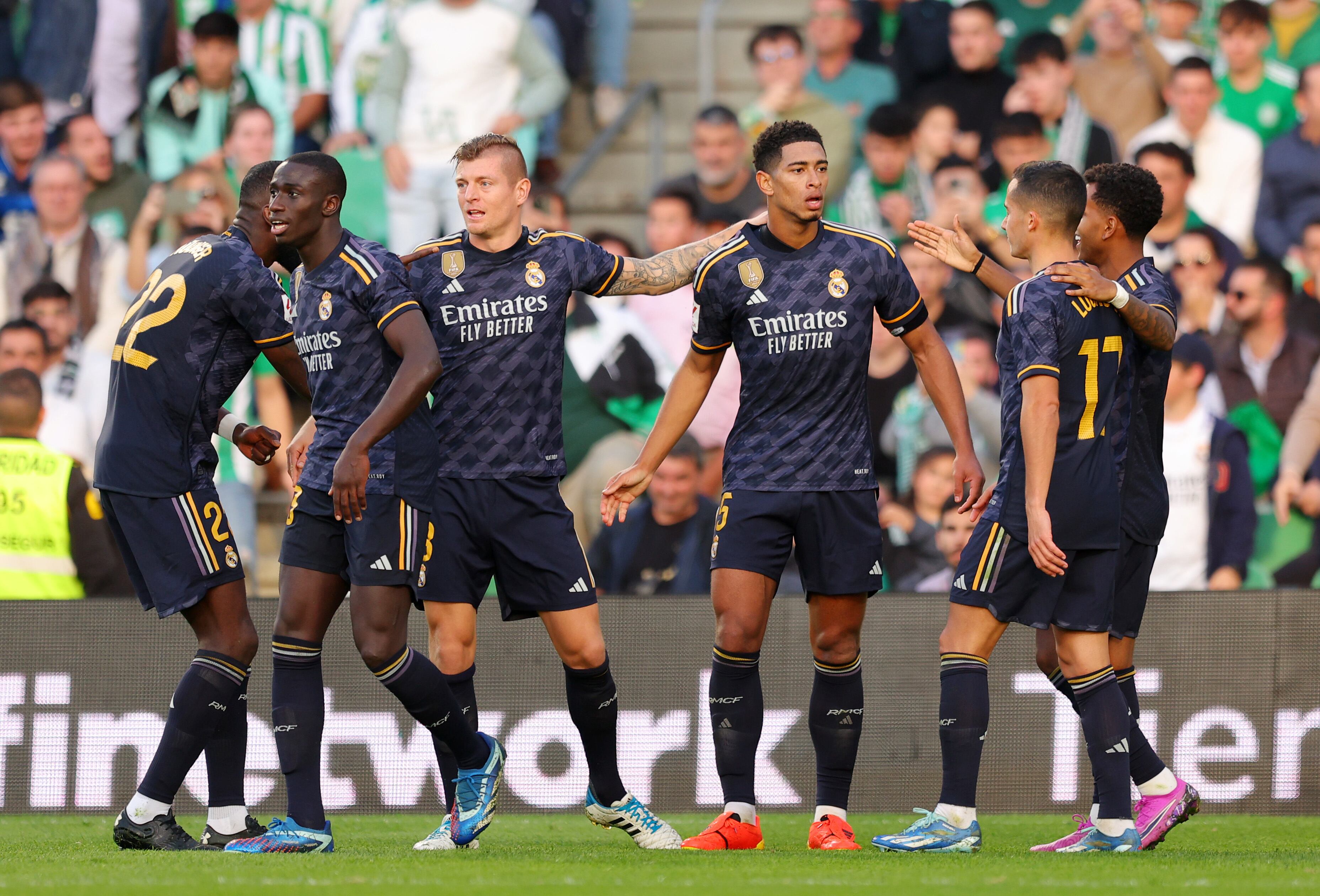Jude Bellingham del Real Madrid celebra el primer gol de su equipo con sus compañeros durante el partido de LaLiga EA Sports entre el Real Betis y el Real Madrid CF en el Estadio Benito Villamarín el 09 de diciembre de 2023 en Sevilla, España.