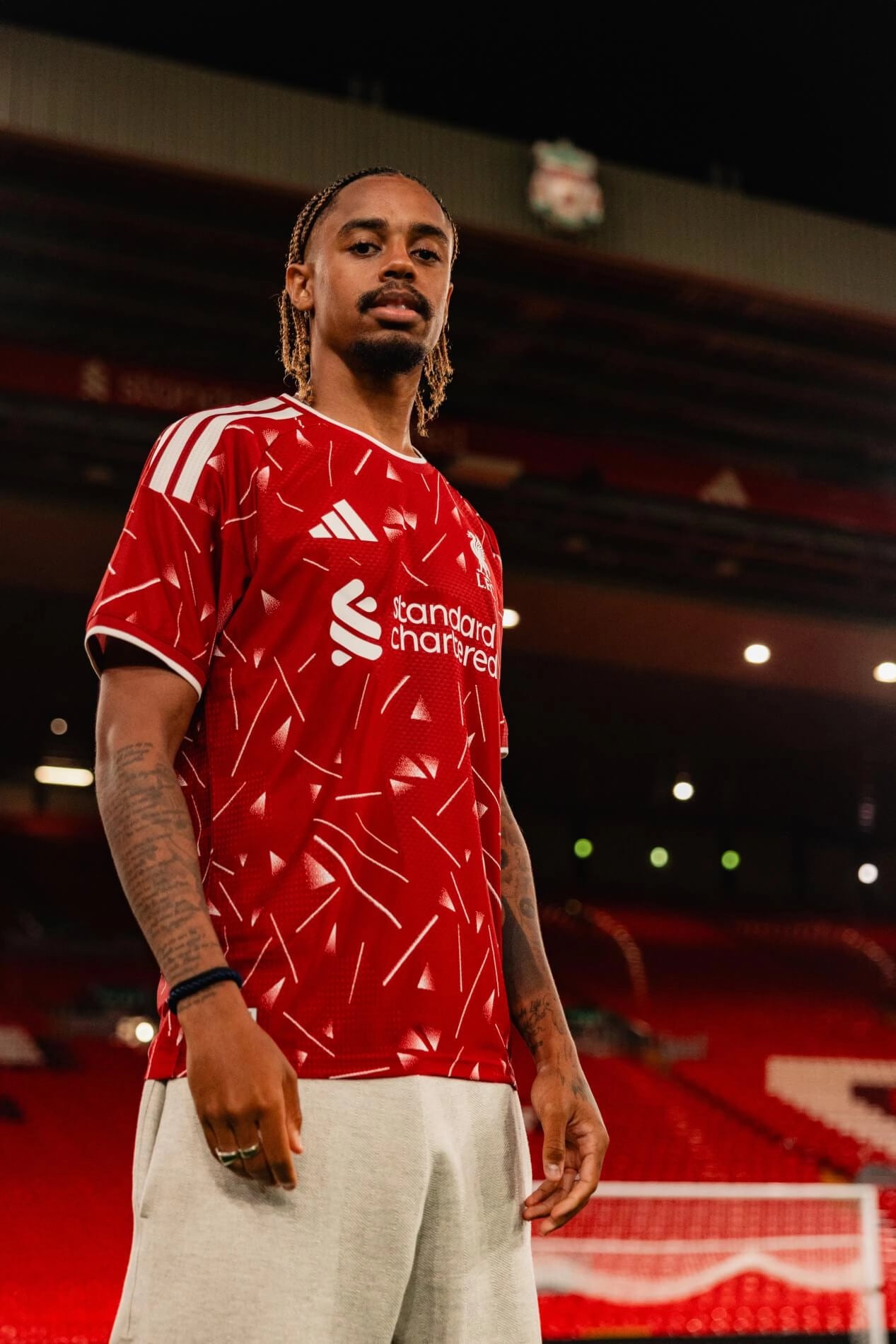 Bradley Barcola ya pisó el terreno de Anfield, su nueva casa