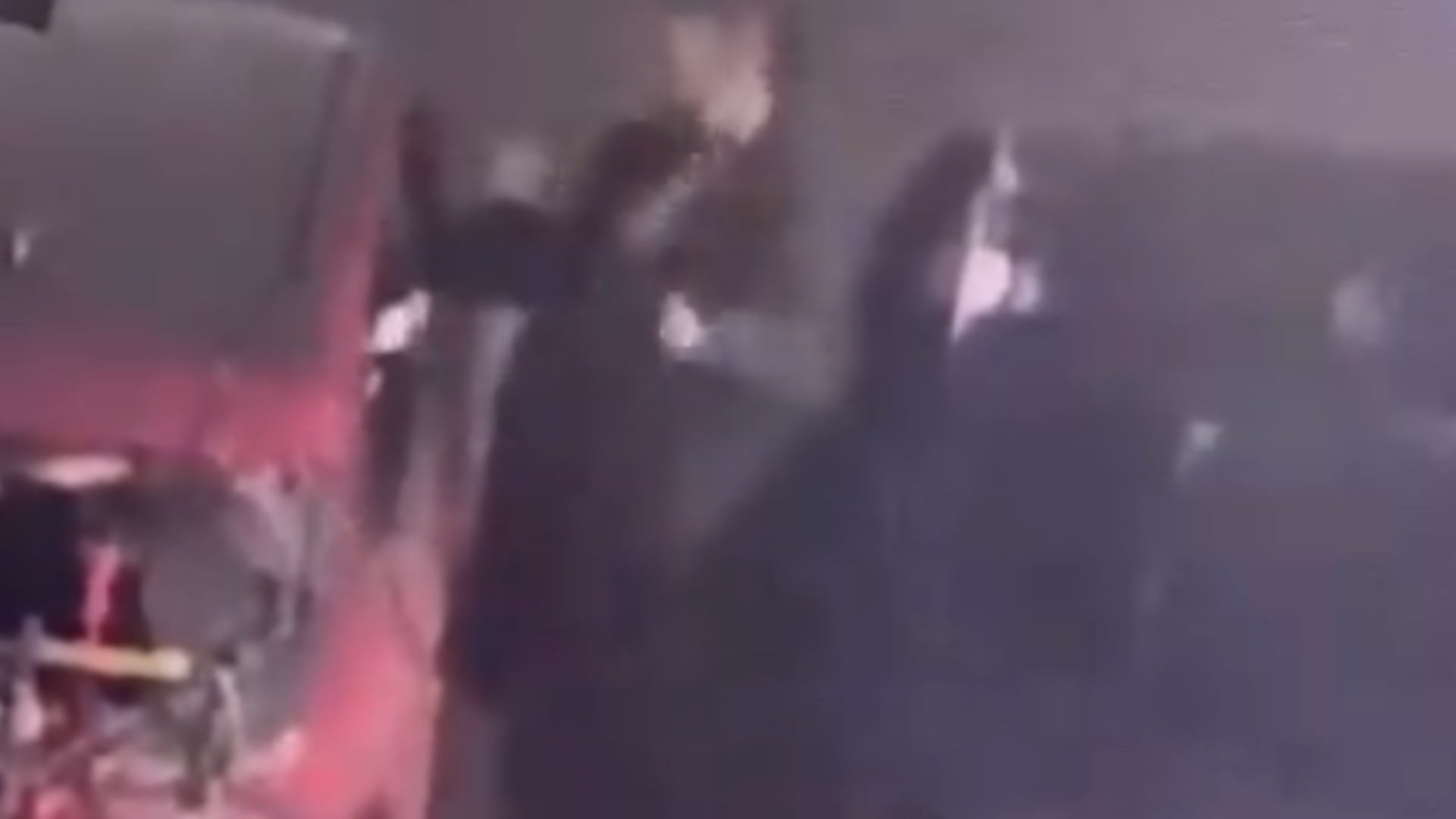 Ladrones hurtan las pertenencias del interior de un vehículo.