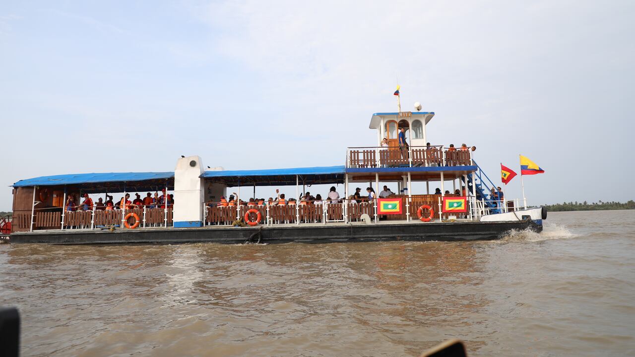 Embarcaciones sobre el río Magdalena.