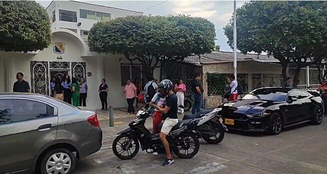 La estudiante, inicialmente, sufrió un desmayo en el aula de clase.