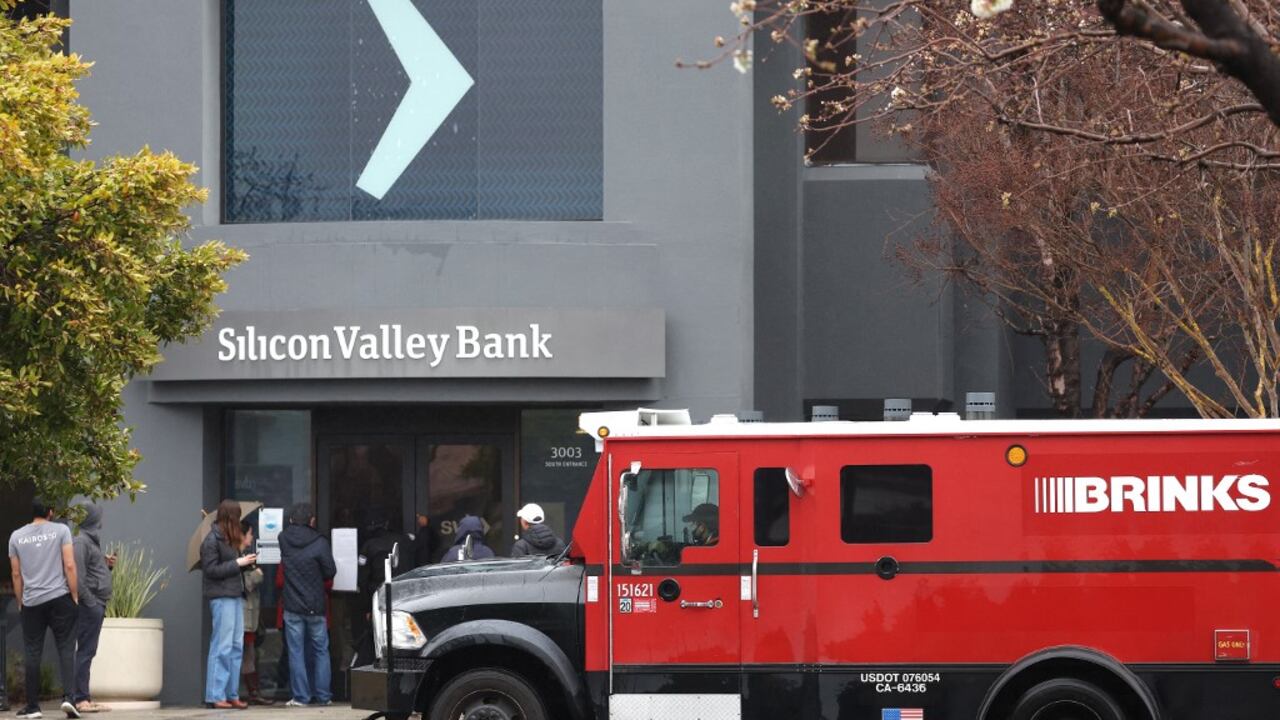 Un camión blindado Brinks se encuentra estacionado frente a la sede cerrada de Silicon Valley Bank (SVB) el 10 de marzo de 2023 en Santa Clara, California. (Foto de JUSTIN SULLIVAN/GETTY IMAGES NORTH AMERICA/Getty Images vía AFP)