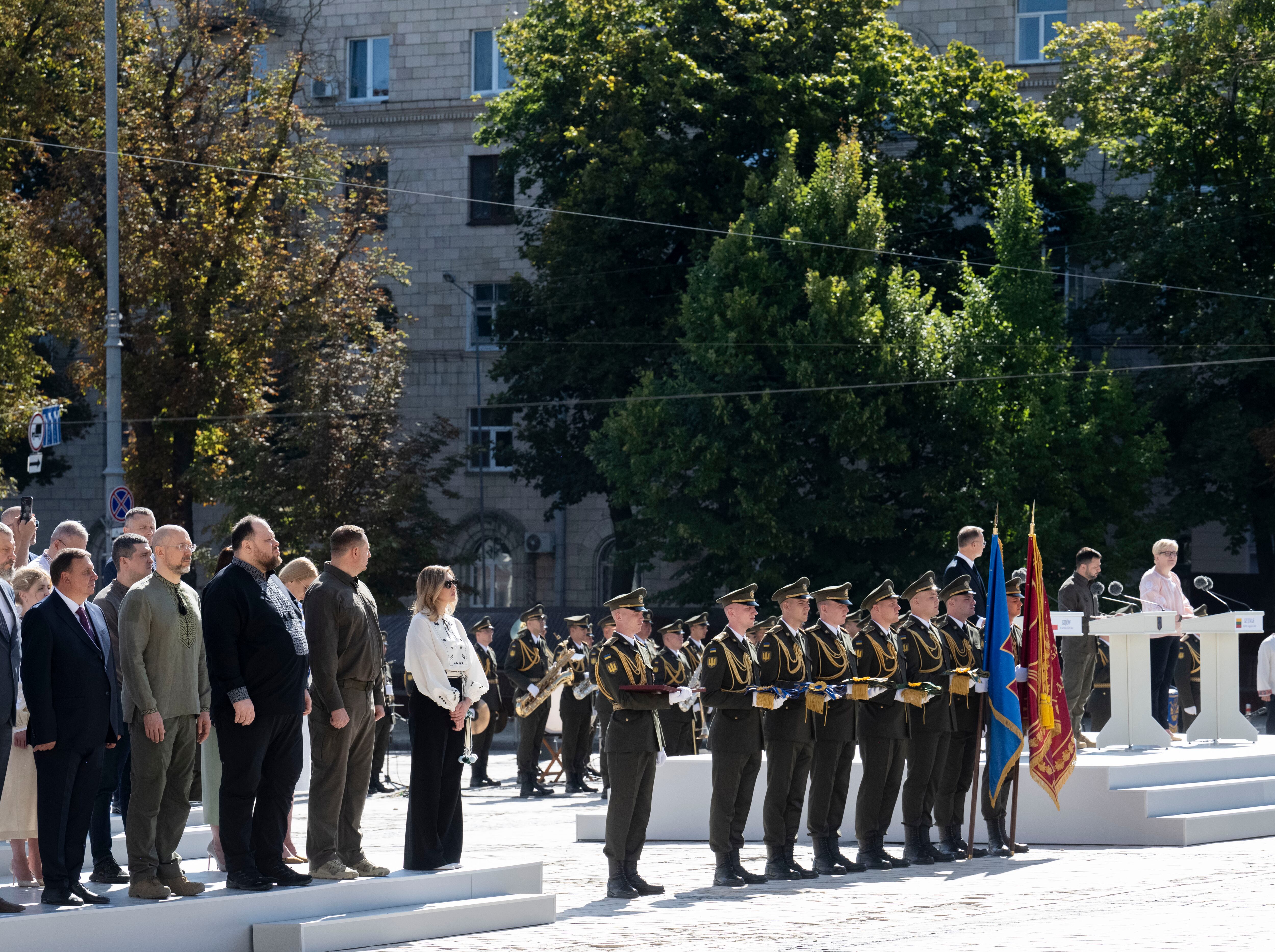KIEV, UCRANIA - 24 DE AGOSTO: Eventos solemnes dedicados al Día de la Independencia de Ucrania en la Plaza Sofía con la participación del Presidente de Ucrania Volodymyr Zelenskyy, el Presidente de Polonia Andrzej Duda y la Primera Ministra de Lituania Ingrida Šimonytė el 24 de agosto de 2024 en Kiev. Ucrania. El 24 de agosto, Ucrania celebra su declaración de independencia de la URSS en 1991. Por razones de seguridad, ese día no se celebraron grandes eventos masivos en Kiev, excepto algunas actividades solemnes. (Foto de Andrii Nesterenko/Global Images Ukraine vía Getty Images)