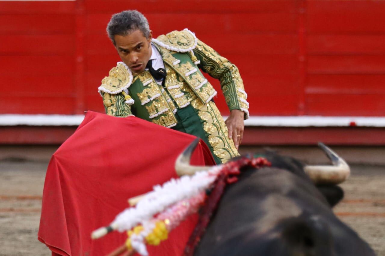 Luis Bolívar, colombo-panameño,  indultó a Legendario de la ganadería Juan Bernardo Caicedo en la Plaza de Toros de Manizales.