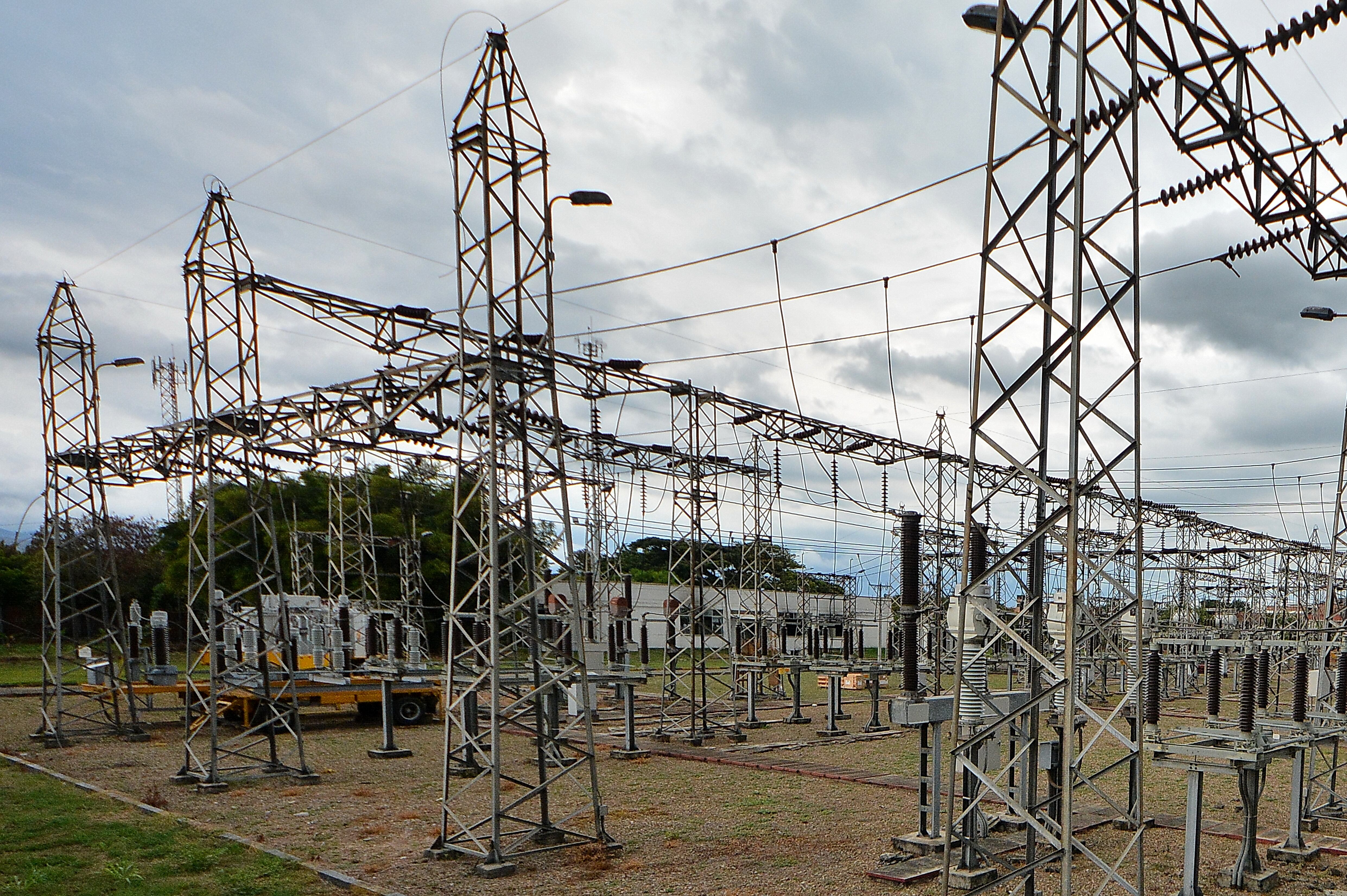 Siguen los trabajos, para reparar los daños en la subestación de San Luis, dónde se presentó una explosión la noche de ayer. Según los técnicos, no se puede establecer en cuánto tiempo se restablecerá el servicio de energía, que afecta varios barrios del norte de la ciudad. Además dependen de unas buenas condiciones climáticas.