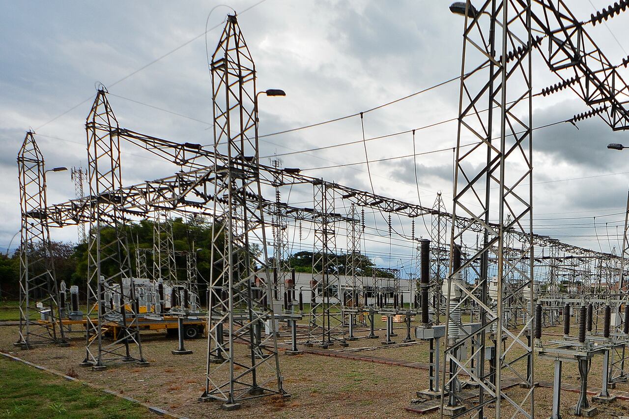 Siguen los trabajos, para reparar los daños en la subestación de San Luis, dónde se presentó una explosión la noche de ayer. Según los técnicos, no se puede establecer en cuánto tiempo se restablecerá el servicio de energía, que afecta varios barrios del norte de la ciudad. Además dependen de unas buenas condiciones climáticas.