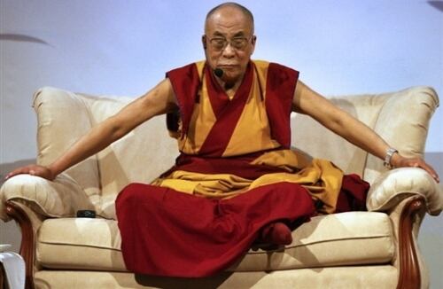 El dalái lama pidió, desde su exilio en India, calma en Tíbet y "buenas relaciones" con China, y amenazó con renunciar a su función de jefe espiritual del budismo tibetano si se degrada la situación, que afirmó no controlar.