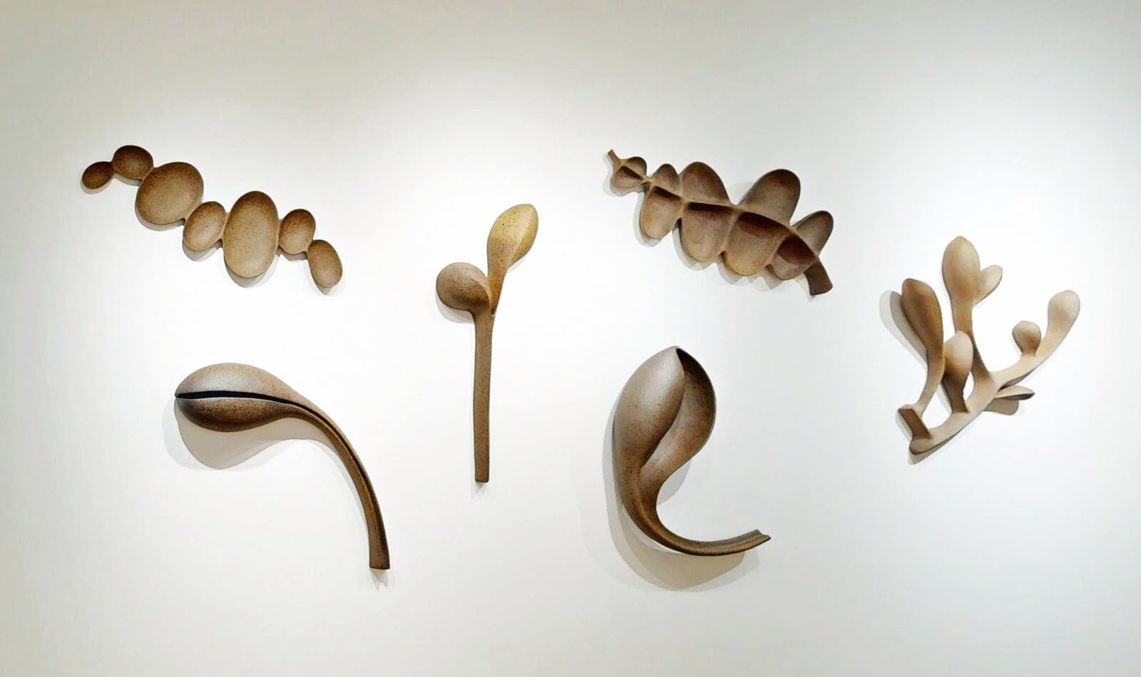 Carol Young, Serie Viriditas, 2022, ceramica, 60 x 27 x 4.5 cm