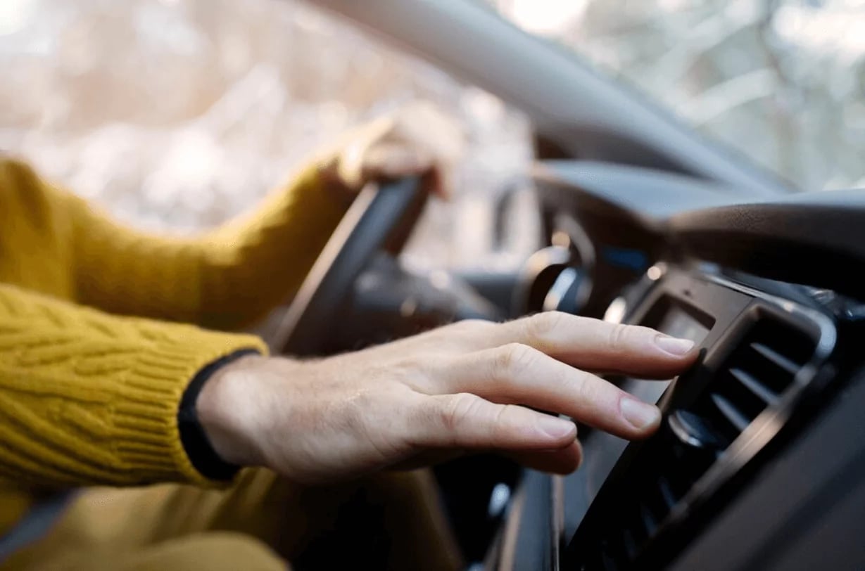 ¿Se puede ahorrar combustible con el aire acondicionado del carro encendido?