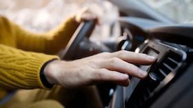 ¿Se puede ahorrar combustible con el aire acondicionado del carro encendido?