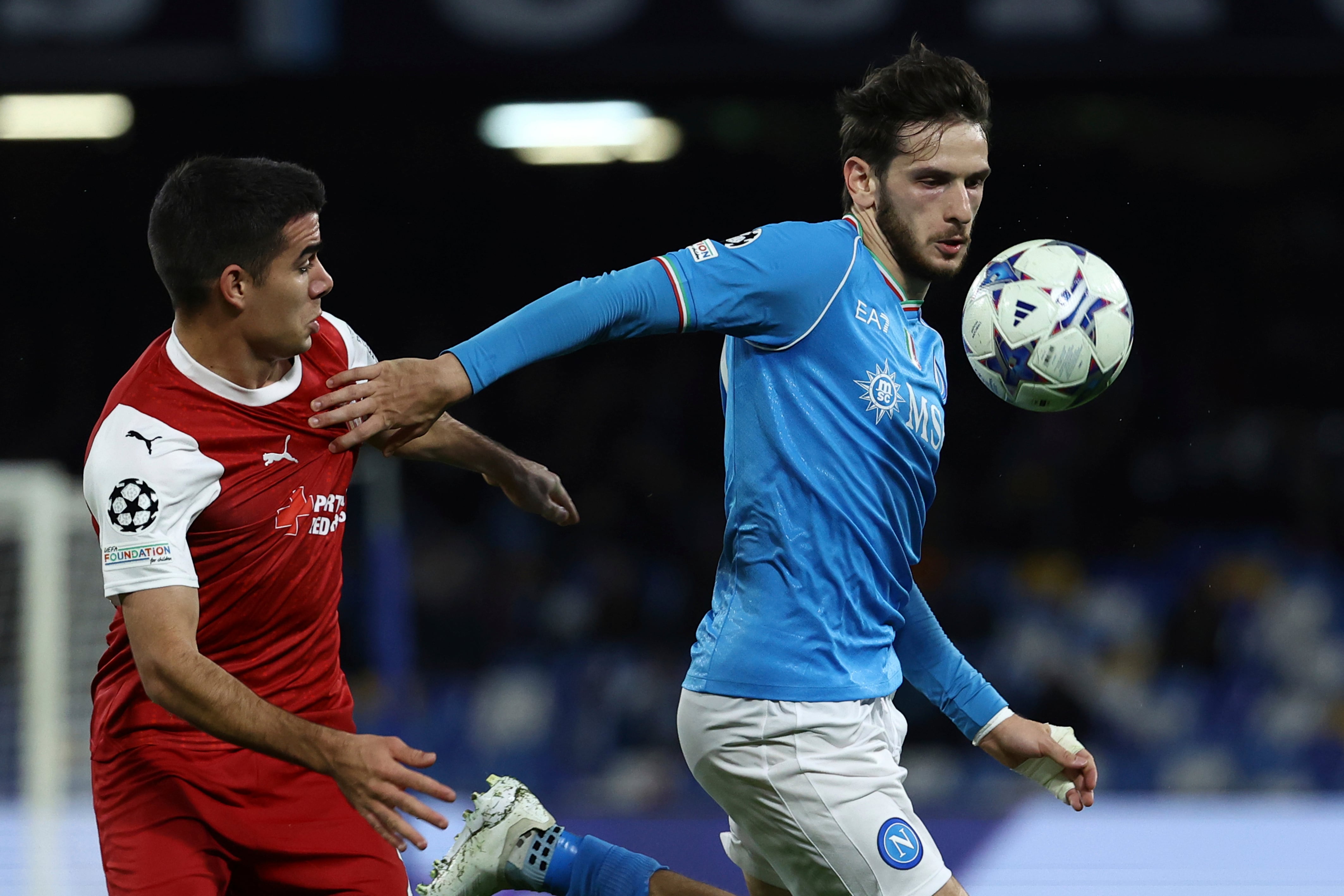 Víctor Gómez de Braga, izquierda, y Khvicha Kvaratskhelia de Napoli luchan por el balón durante el partido de fútbol del grupo C de la Liga de Campeones entre Napoli y Braga en el estadio Diego Armando Maradona en Nápoles, Italia, el martes 12 de diciembre de 2023. (Alessandro Garofalo/LaPresse vía AP)