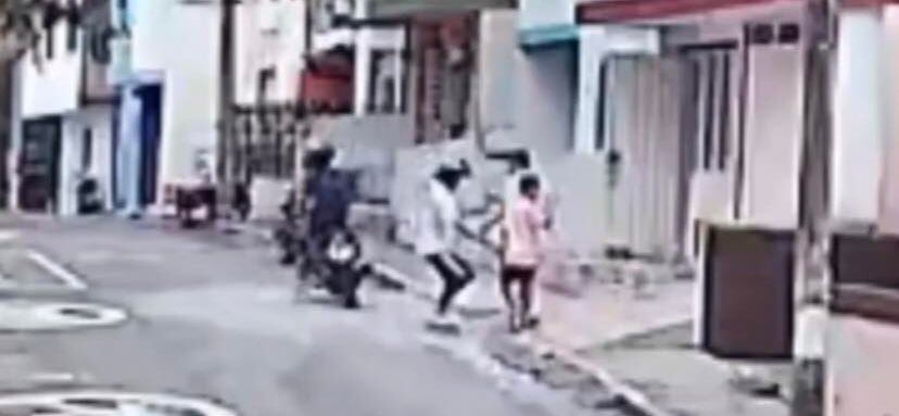 Las autoridades buscan a los delincuentes.