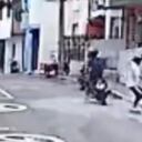 Las autoridades buscan a los delincuentes.