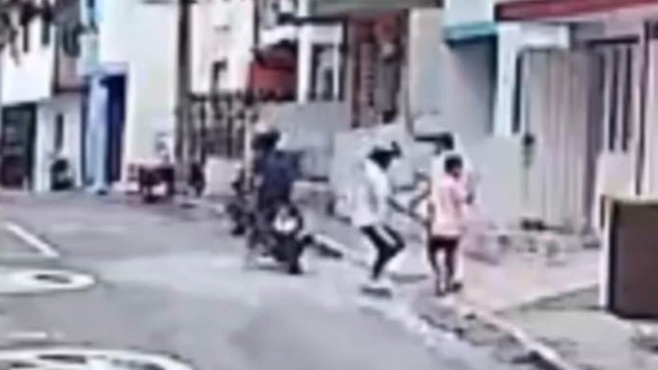 Las autoridades buscan a los delincuentes.