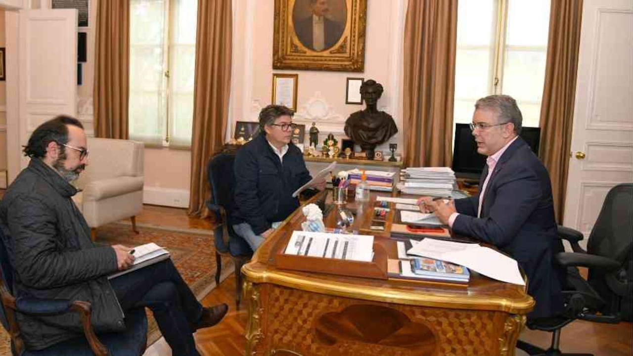 El presidente Iván Duque, en su despacho, junto con su asesor Alejandro Salas y Carlos Cortés, jefe de prensa de la Casa de Nariño.