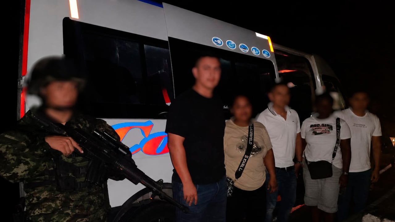 Tropas de la Brigada 29 del Ejército Nacional rescataron a cinco personas en la vía Panamericana.
