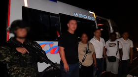 Tropas de la Brigada 29 del Ejército Nacional rescataron a cinco personas en la vía Panamericana.