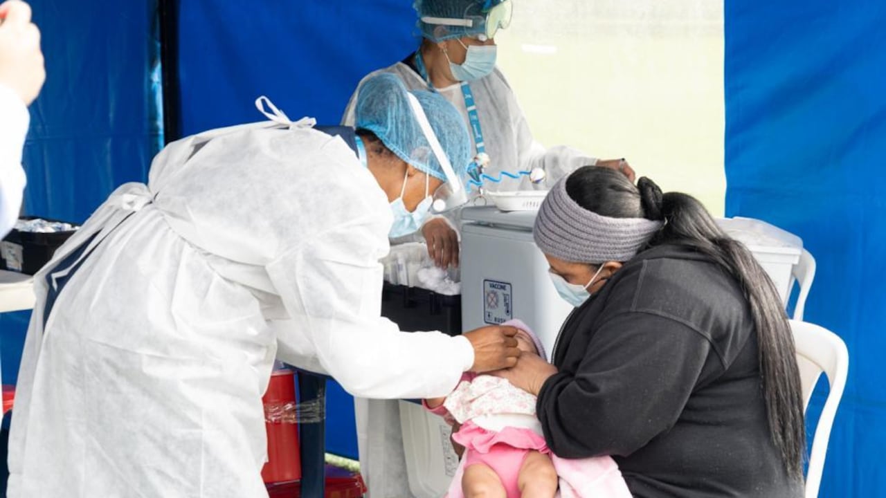 El gobierno de Bogotá adelanta la campaña, "Vacunarse es Mundial".