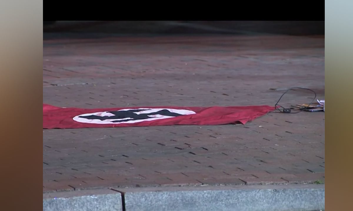 Uno de los hechos que causa curiosidad sobre la tentativa de ataque, es la presencia de una bandera nazi en el vehículo usado.