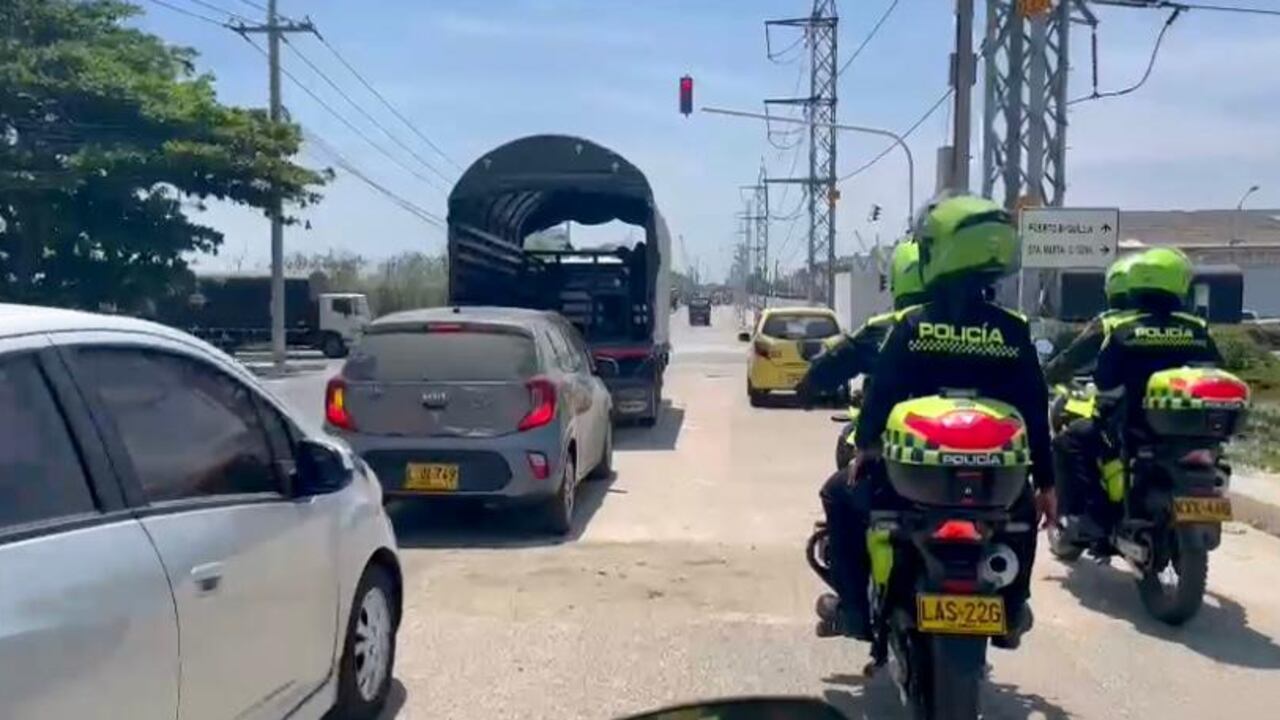 Policías en la zona conocida como el Golfo, donde fue abatido el joven señalado de estar involucrado en un hurto.