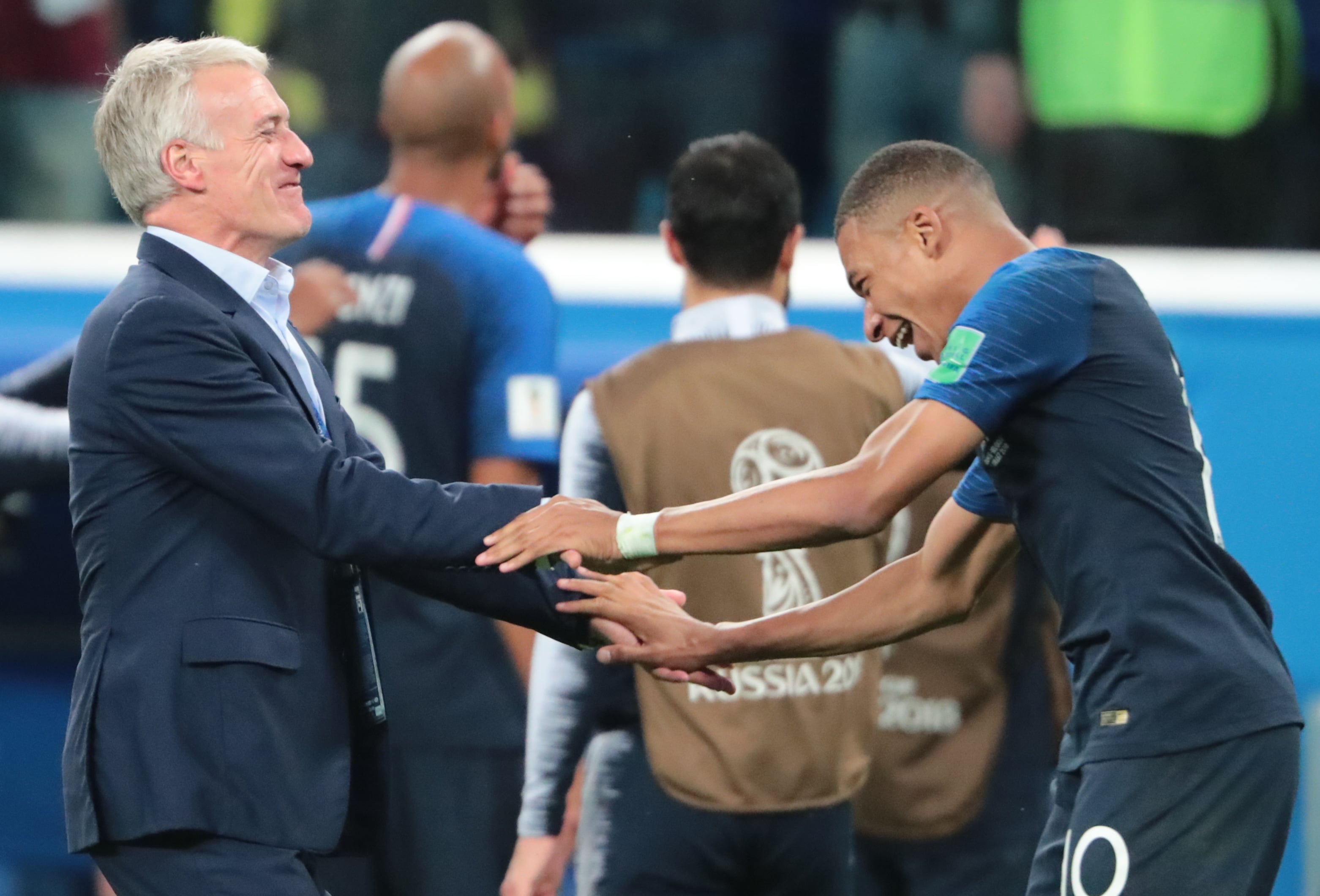 Didier Deschamps y Kylian Mbappé celebrando el triunfo en Rusia 2018.