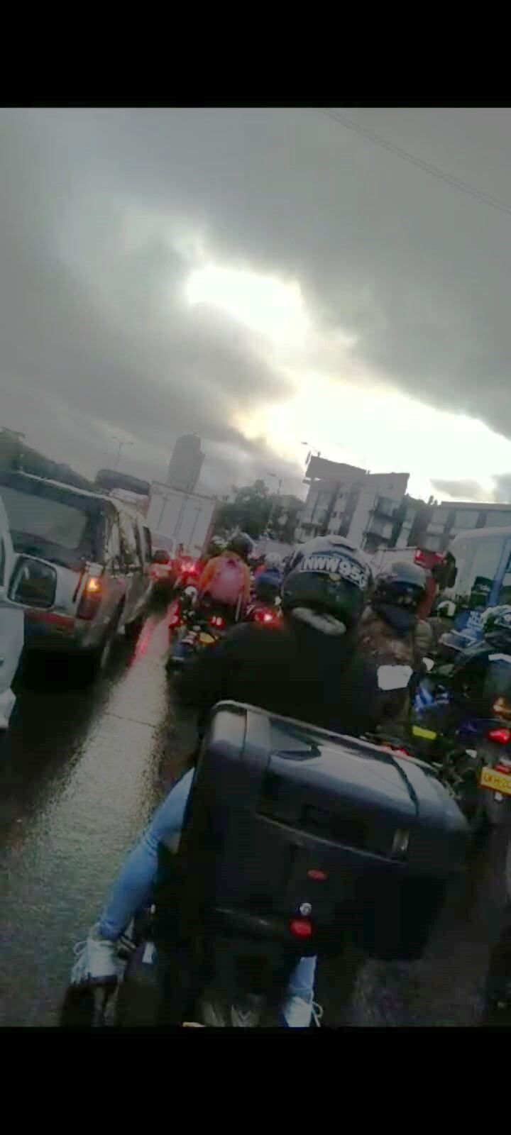 Conductores reportan trancones en varias vías principales de la capital