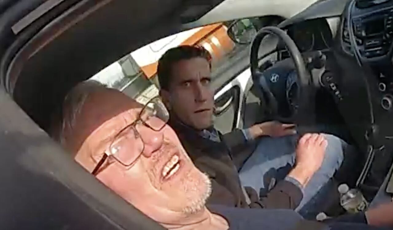 Bryan Kohberger en el momento que es detenido por las autoridades cuando iba en el carro con su padre