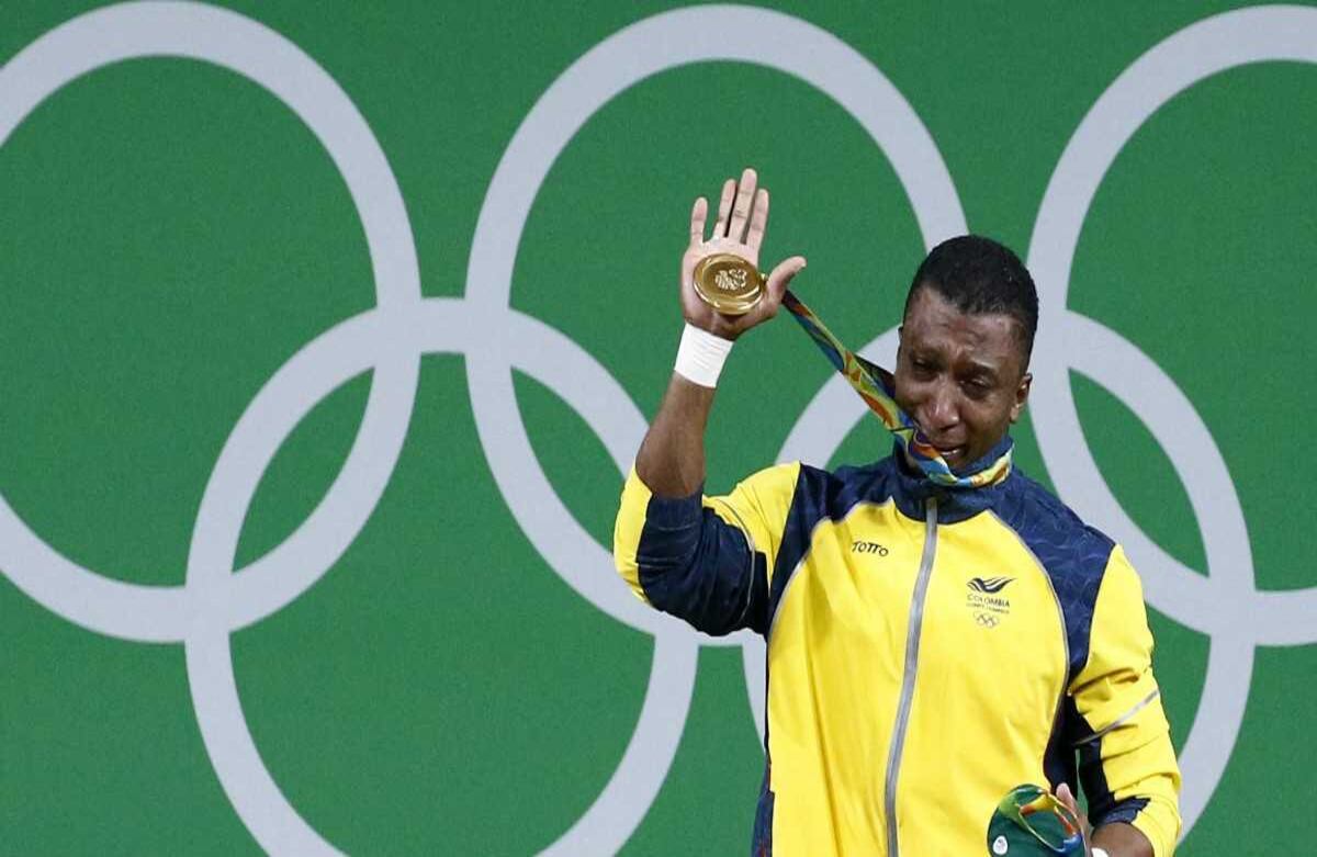 Figueroa es el primer hombre colombiano en levantar un oro olímpico. EFE/FERNANDO BIZERRA