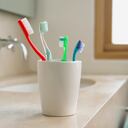 Los dentistas recomiendan cepillar los dientes de los niños déspues de cada comida. Evitar los dulces también es una buena opción.