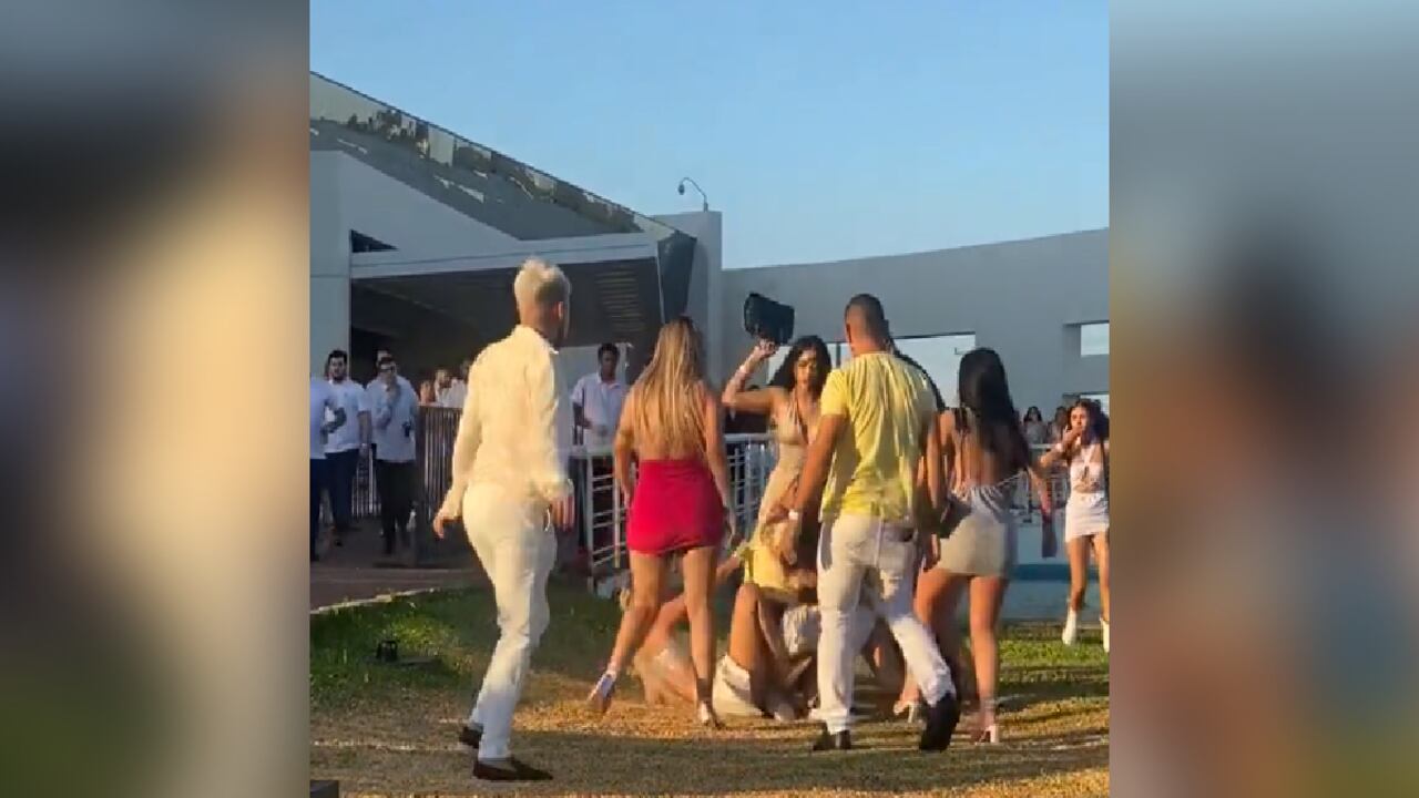 Una de las implicadas reveló a través de las redes sociales que, durante la noche, un grupo de jóvenes adelantaron algunas prácticas de burla y provocación al interior del lugar.