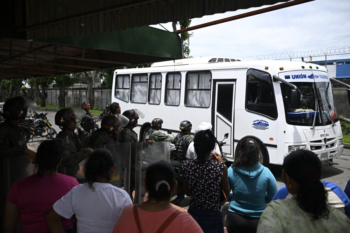 Familiares observan un autobús que sale del Internado Judicial Barinas (INJUBA), en Barinas, Venezuela, el 25 de mayo de 2026.