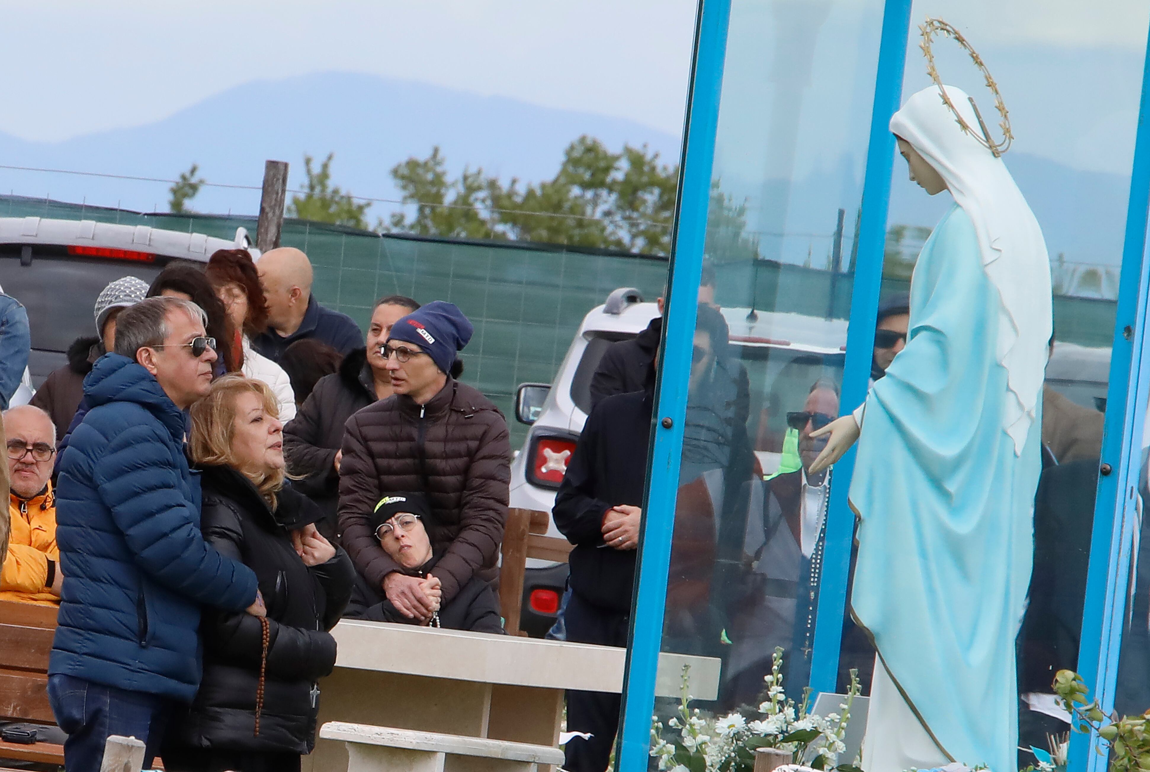 La vidente Gisella con su esposo Gianni durante la oración a Nuestra Señora de Trevignano. Gisella Cardia, cada tercer día del mes recibe a los fieles para la oración y tiene una visión de la Virgen. (El crédito de la foto debe ser Marco Ravagli/Future Publishing vía Getty Images)