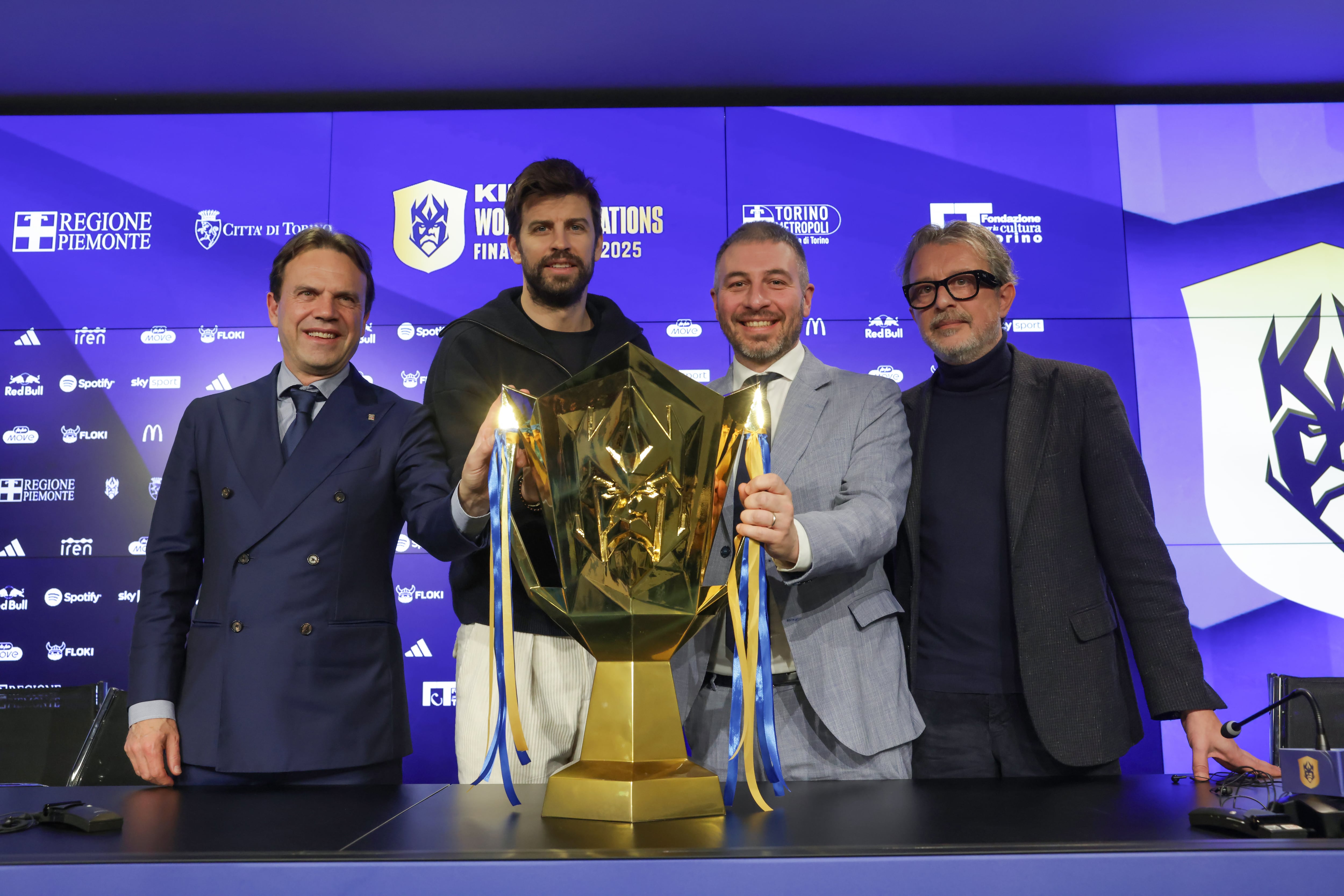 Piqué sosteniendo el trofeo que se llevó Brasil como campeón de la Kings World Cup.